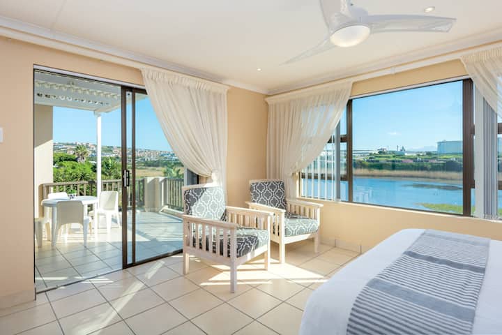 Chumba cha kulala 3
kiko kwenye ngazi ya juu, kinaelekea kwenye roshani. Kitanda cha
ukubwa wa Malkia 
