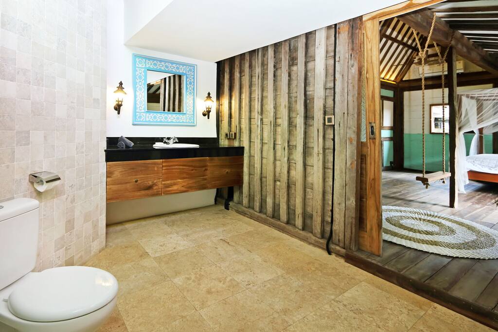 Room 4 private bathroom