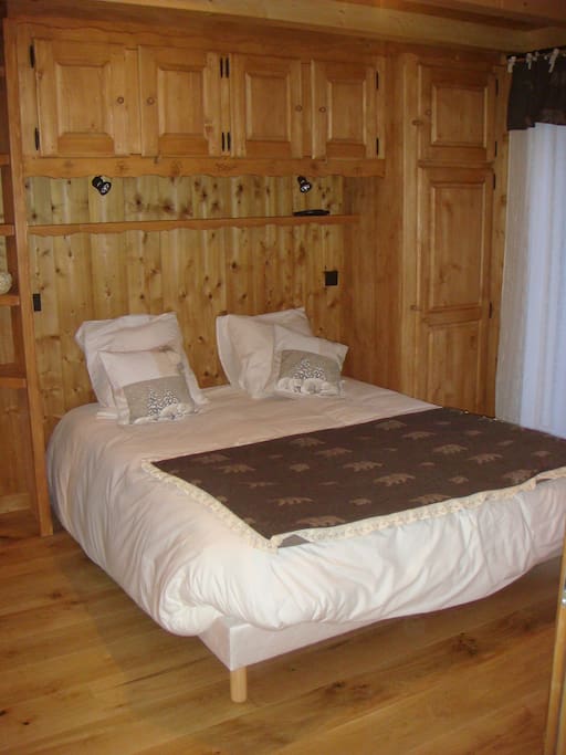 chambre pour couple avec salle de bain,wc, TV
