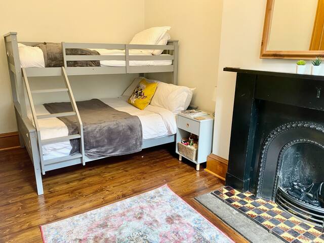 Stylish 3 bed 2 bath Meadows main door garden apt gallery image 5