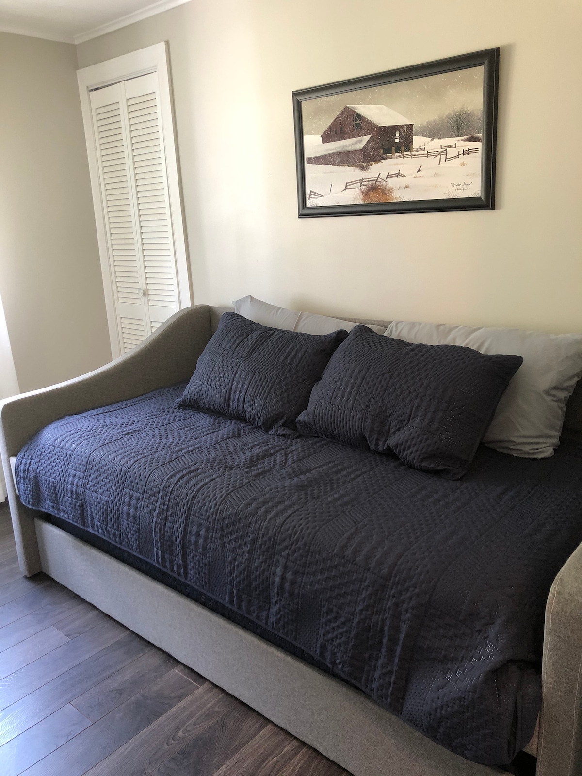 חדר שינה שלישי, מיטת יום וטרנדל.  זה חדר קטן.   כאשר משתמשים בטרנדל, לא נשאר שטח רצפה. 