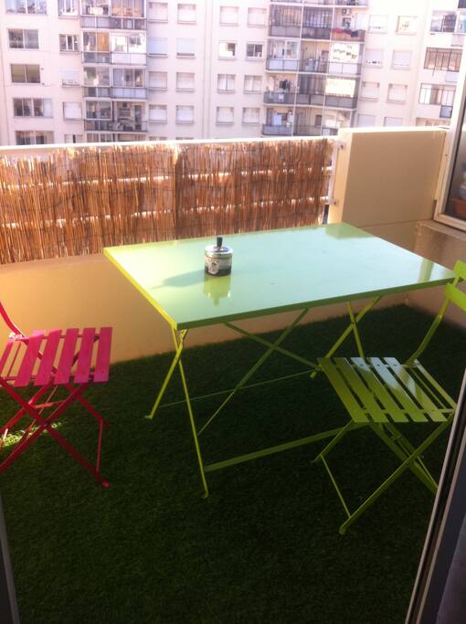 Terrasse de 7m² où il est possible de manger à 6 personnes