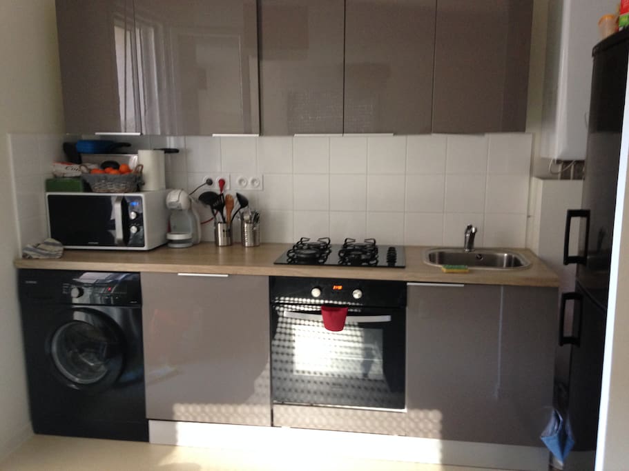 Cuisine équipée ouverte sur le salon/salle à manger