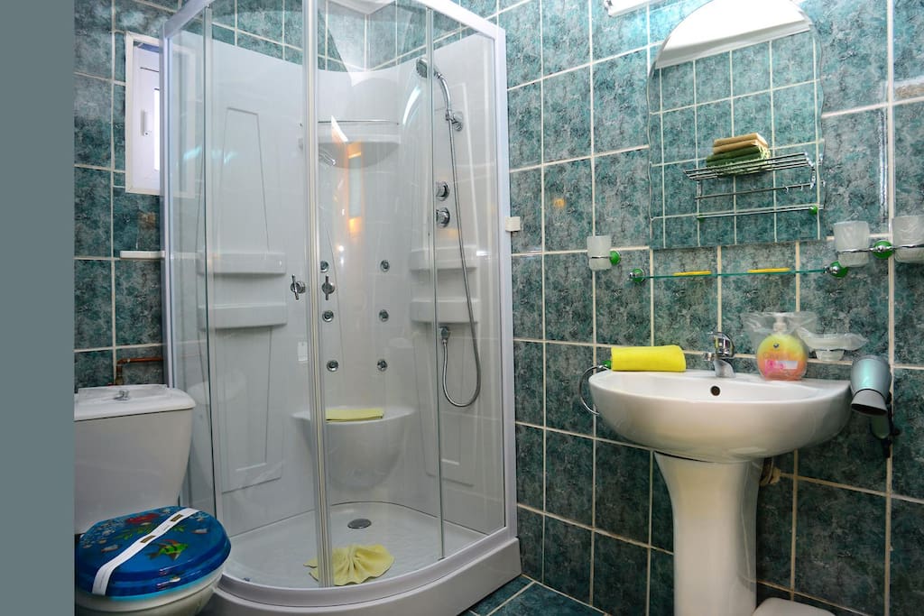 The big Green Bathroom with a Relaxing Shower :-)