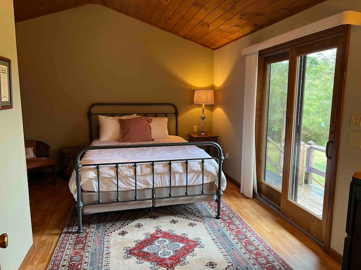 Cama tamaño queen en la suite principal.