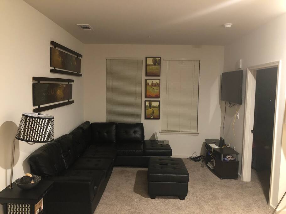 Living room area where you can watch tv, play PlayStation 4 and relax, mi casa su casa
