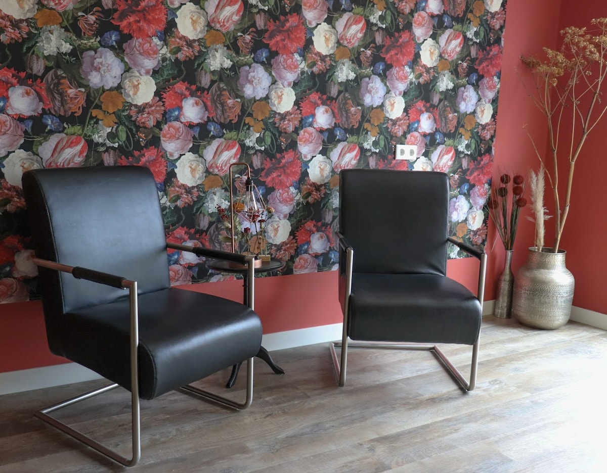 Popular Airbnb listing: New studio Middelharnis with kitchen and bathroom in Goeree Overflakkee