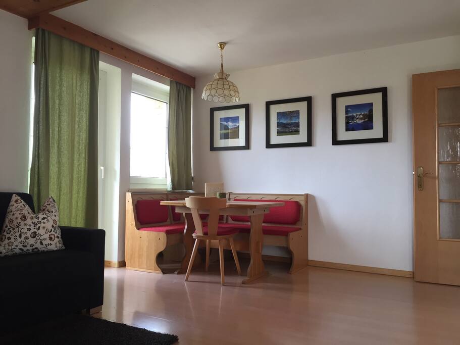 Ausziehbare Couch, Balkonzugang, Esstisch
