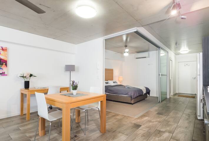 Inviting Flat w Rooftop Balcony + Bbq Near Trains