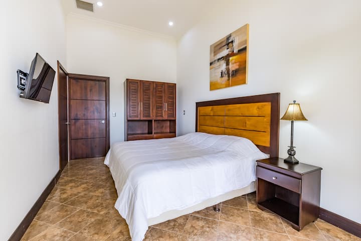 هذه هي الغرفة الرئيسية الأربع التي تضم سرير  كينج وحمامًا مزودًا بدش ومكيف مركزي وتلفزيون وخزانة وخزنة ومجاملة. (الطابق الثاني من المنزل). 