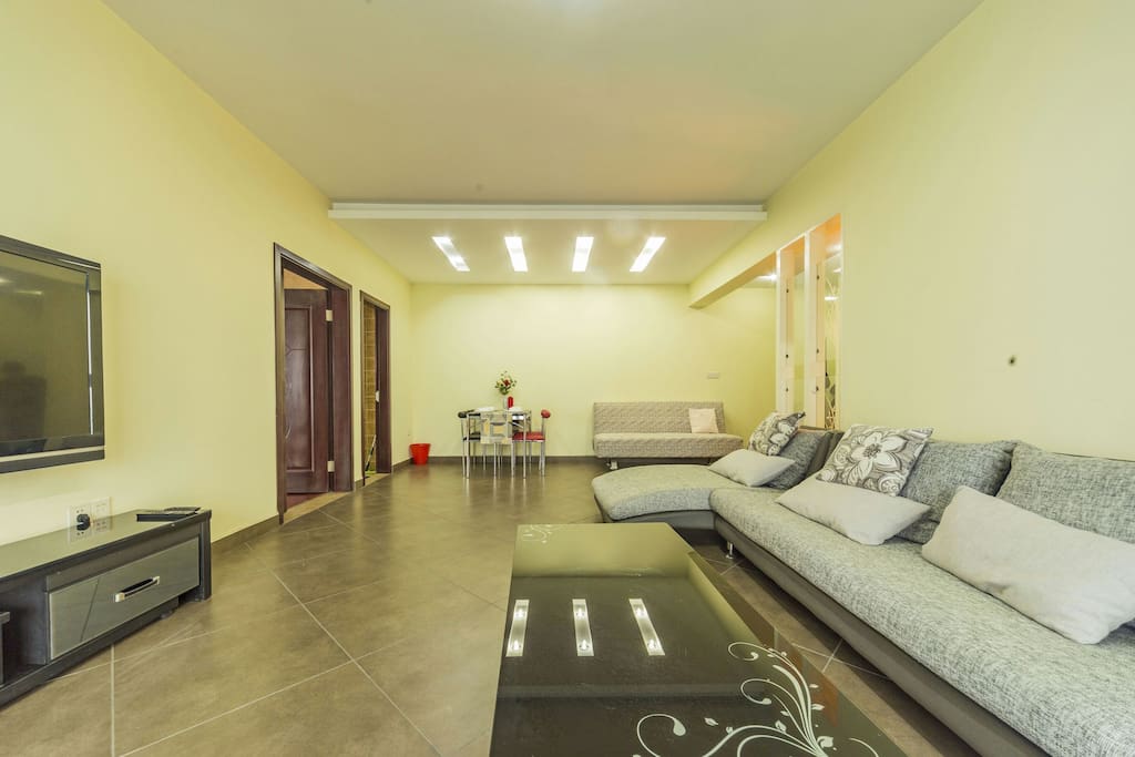 宽阔客厅 / Large Living Room