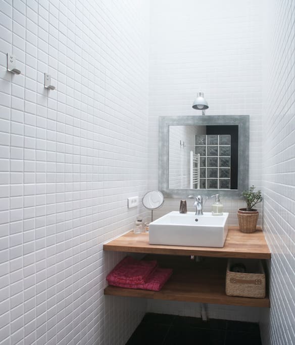 Salle de bain avec douche