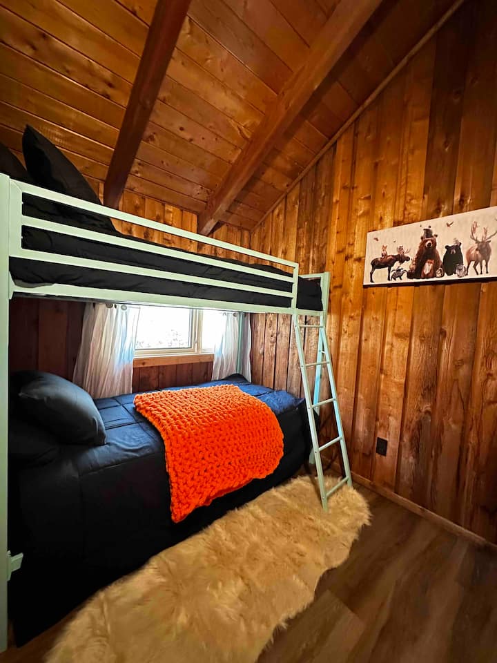 Ბასკი ამ ხის თავშესაფრის სითბოში. Ოთახი გთავაზობთ მყუდრო გარემოს თავისი თვალისმომჭრელი ტონებით, რომლებიც აქცენტირებულია ნარინჯისფერი გდებით. Იდეალურია ერთდღიანი თავგადასავლის შემდეგ დასვენებისთვის.