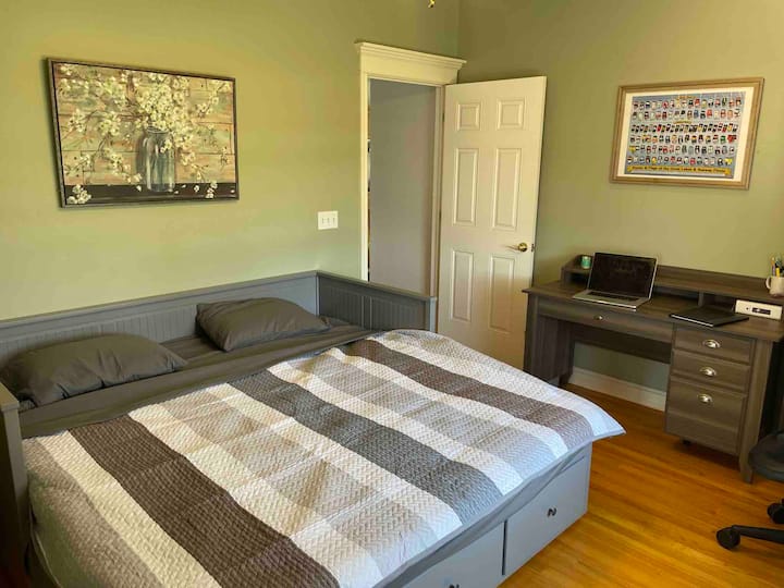 สำนักงานที่ชั้น 1 พร้อมเตียงเดย์เบดดึงออกมาเป็นเตียงคิงไซส์