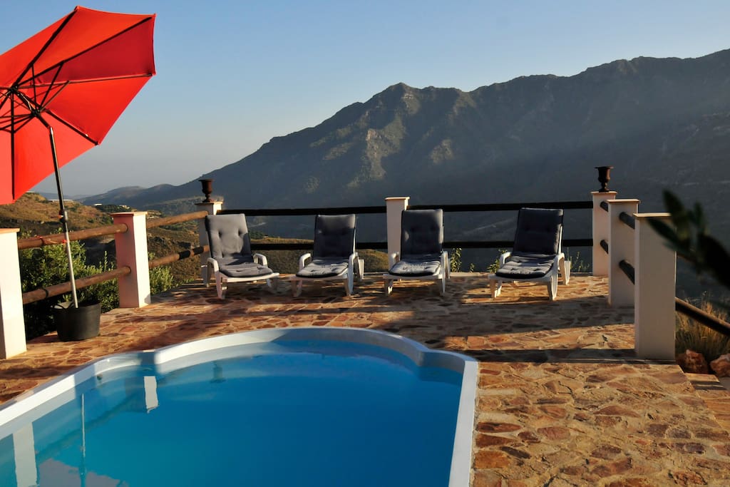 Pool mit Liegestühlen und Panoramablick