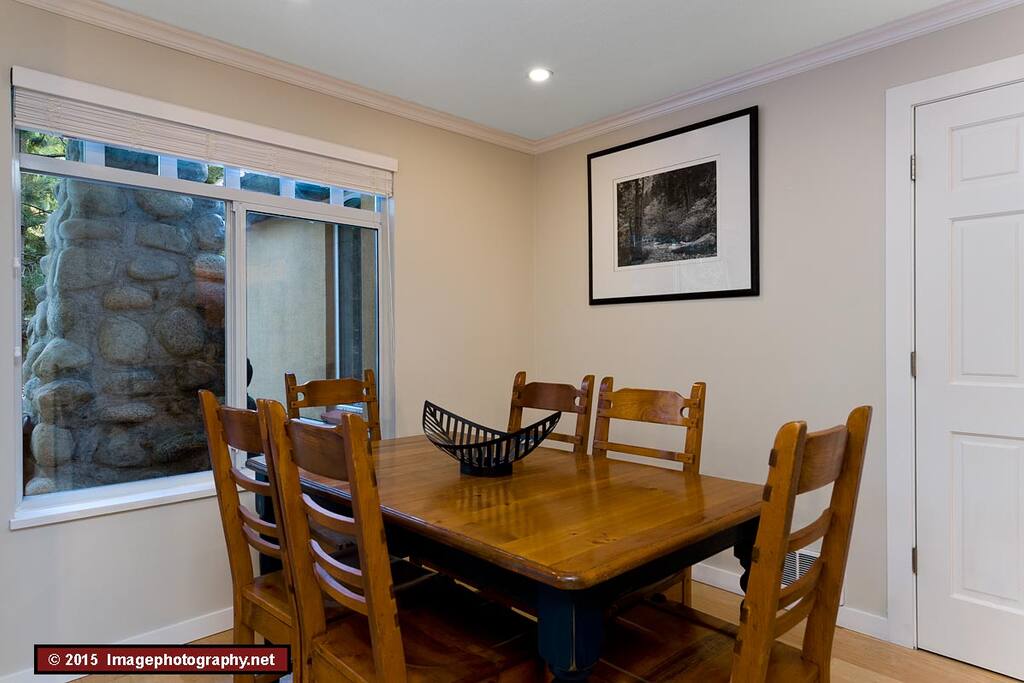 The dining area seats 6.