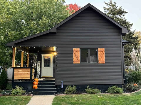 Group retreat: private backyard, fire-pit, arcades