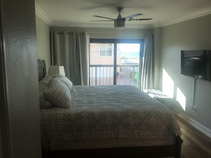 شرفة كبيرة خارج غرفة النوم الرئيسية وغرفة المعيشة