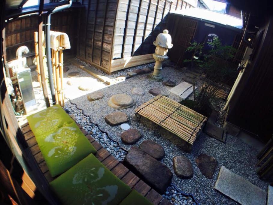 Our house has a traditional Japanese garden.
日本庭園