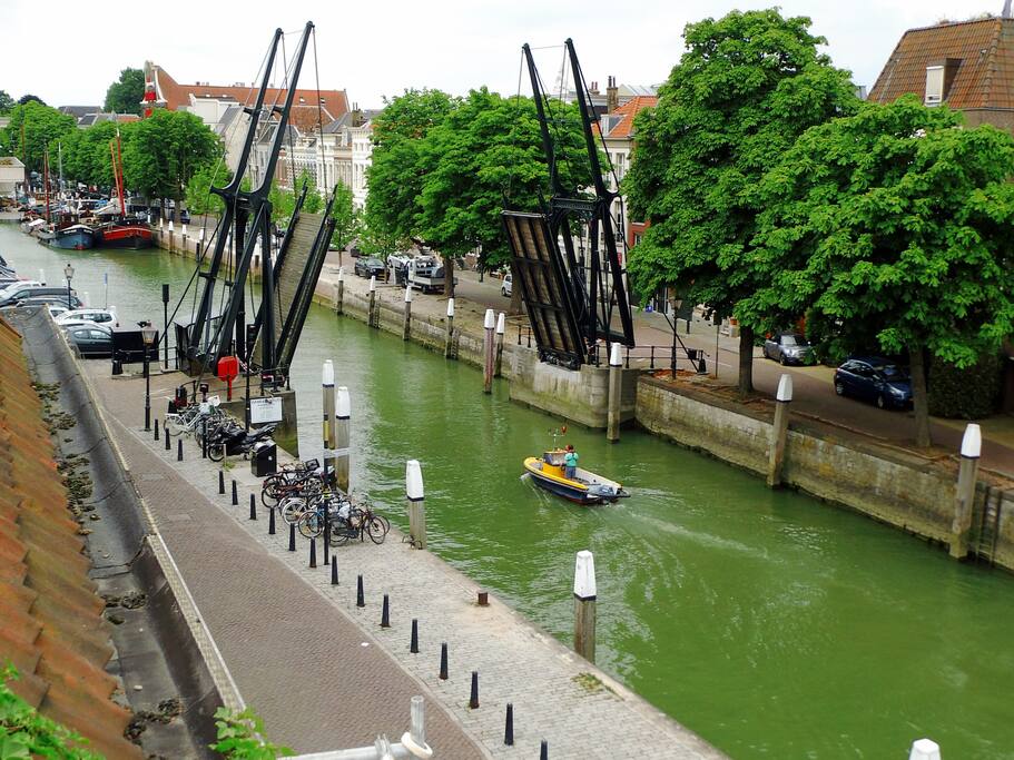 Uitzicht Wolwevershaven en Damiatebrug