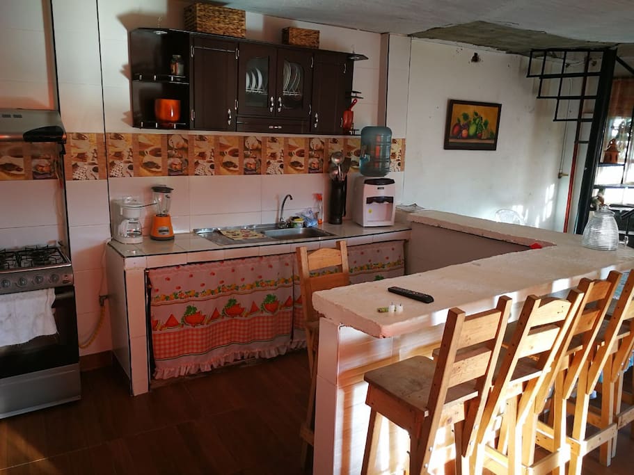 cocina de primer piso dotada con todos los implenentos de cocina
