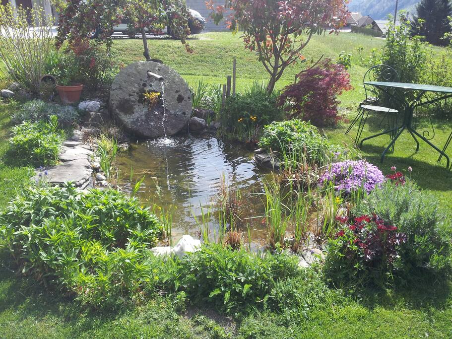 Point d'eau , relax et tables.