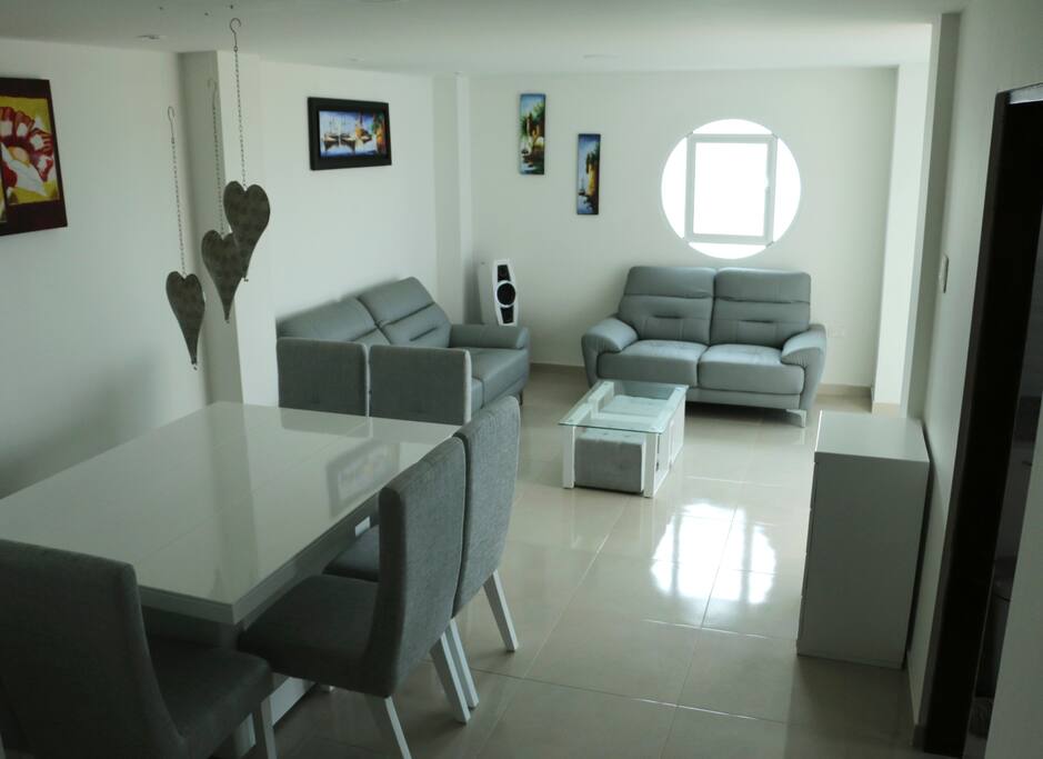 Nuestra sala acogedora con acceso al balcón, iluminada y totalmente ventilada.