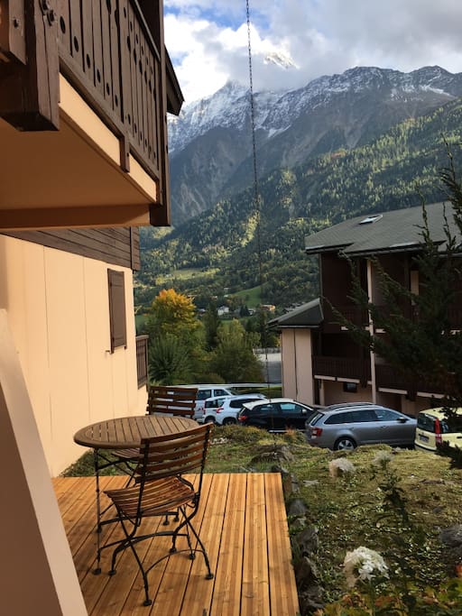 Belle Terrasse ensoleillée avec vue sur le Mont Blanc et l'Aiguille du Midi