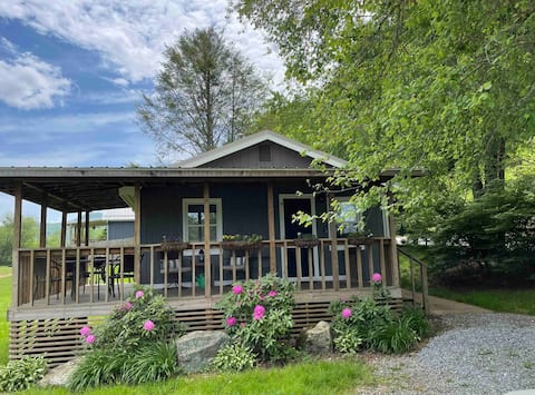 Charming farm cottage near downtown