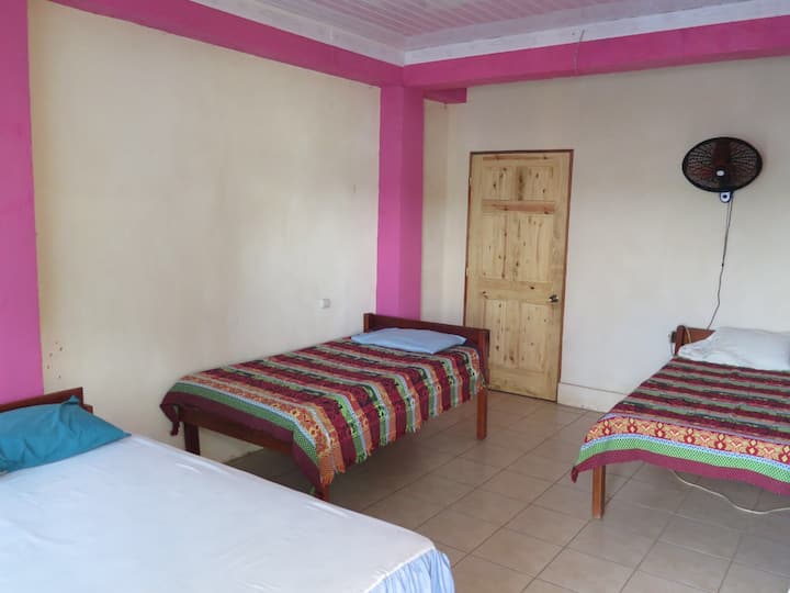 Vista de la habitación frente a la puerta del baño.