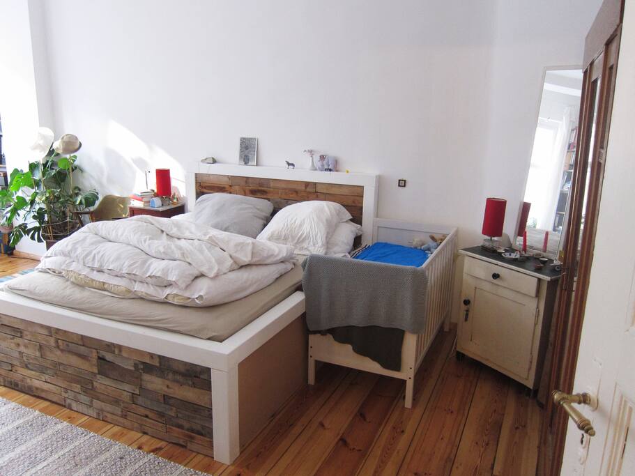Schlafzimmer I (Doppelbett 1,60m x 2m +Baby-Beistellbett)