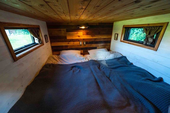 A king-size bed (2 singles) that sleeps two people.The mattress is the air in the Nishikawa River, and the linens are 100% linens or cotton.