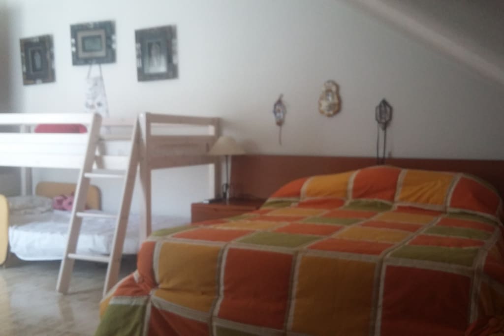 Cama de matrimonio y literas