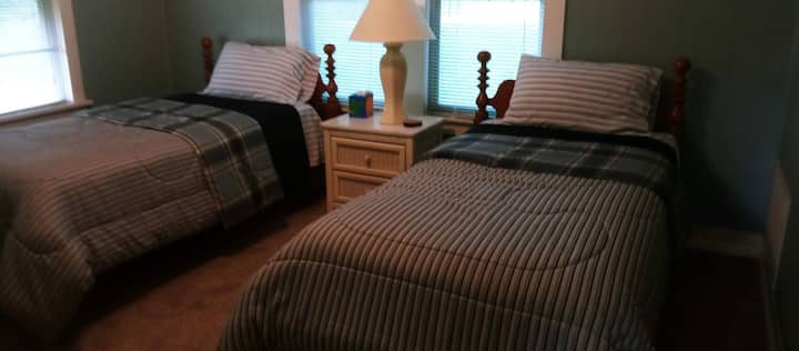 Set of twin beds