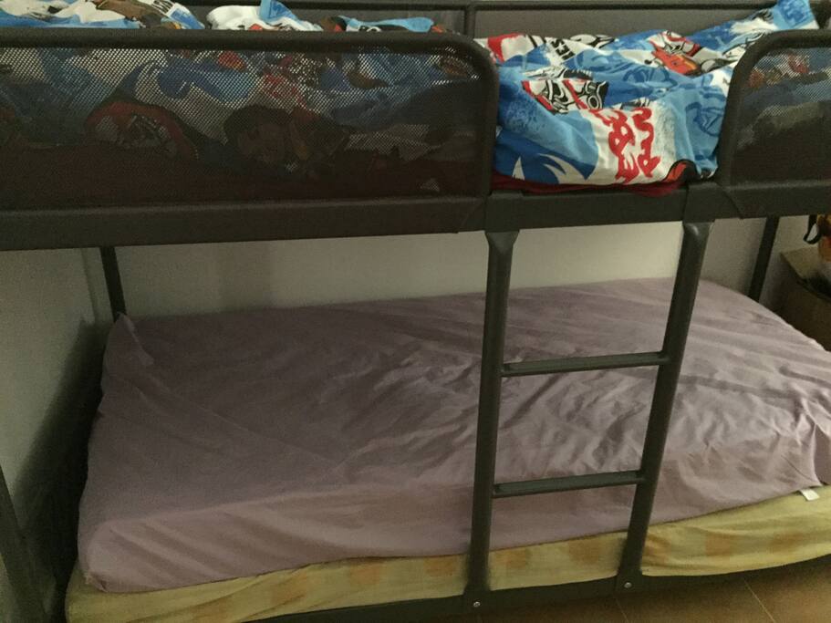 Chambre avec 3 matelas 1 place