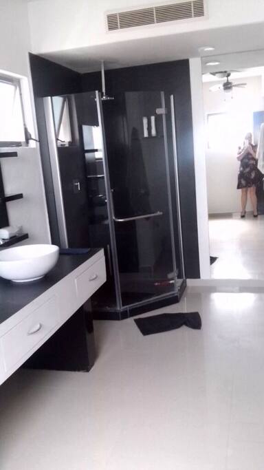 En suite bathroom,connected to king size bedroom