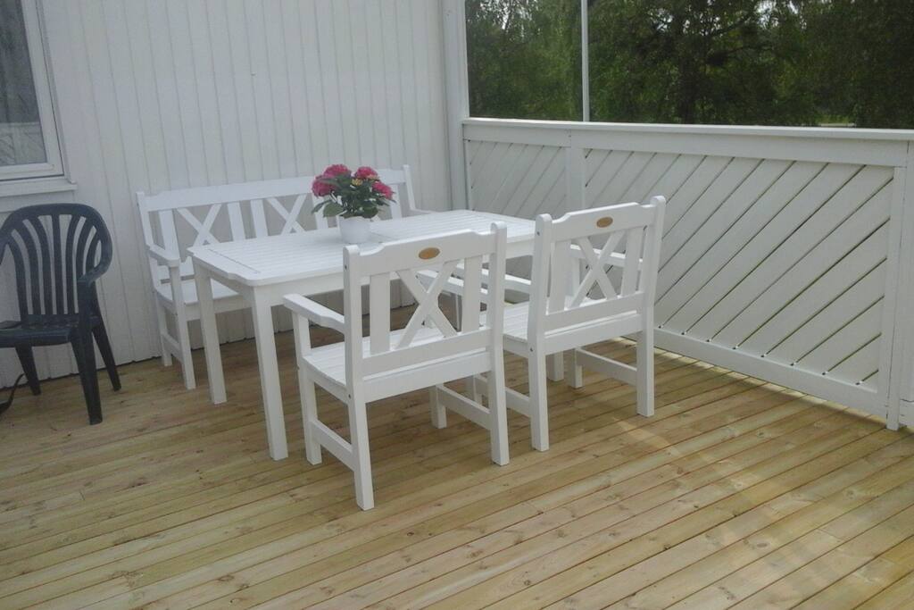 Veranda precis utanför köket. Passar att sitta här och äta frukost.