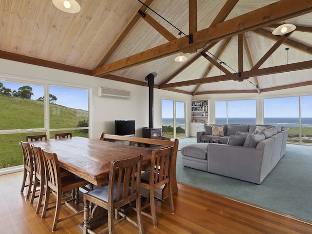 Acacia Brae – spectacular views + family home