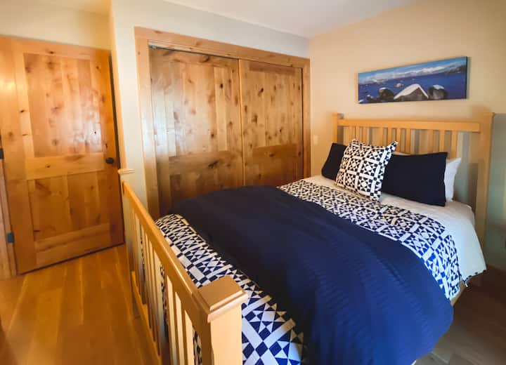 Dormitorio de invitados en la planta superior con una cama tamaño queen.