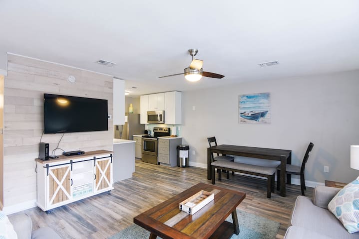 Miramar Beach retreat - steps from beach + NETFLIX