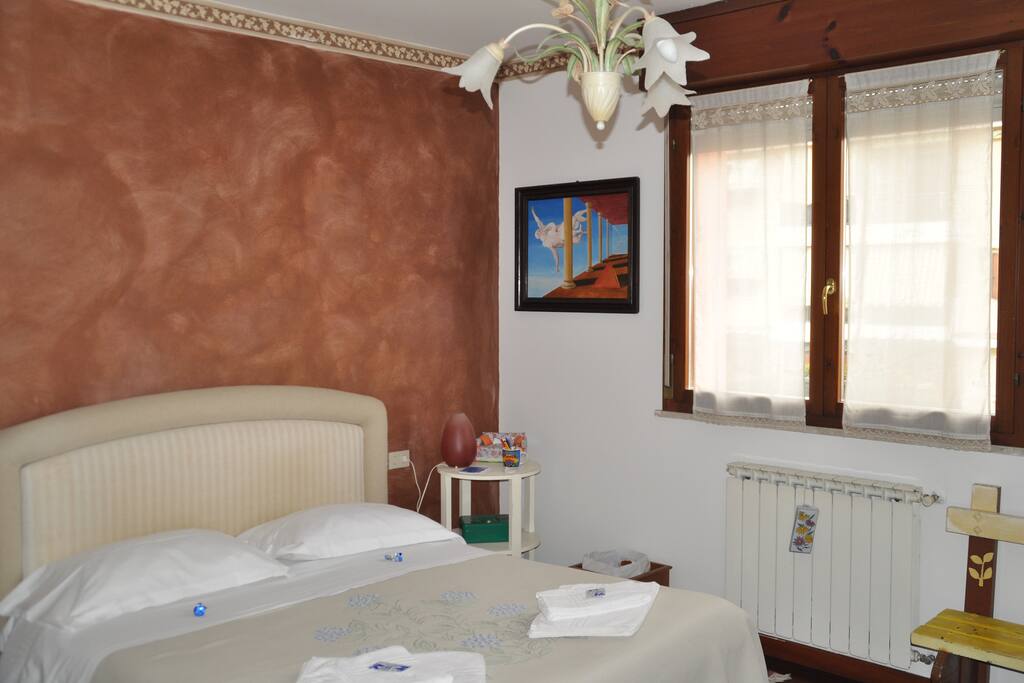 Camera matrimoniale piu' 1 letto singolo per un eventuale 3 ospite