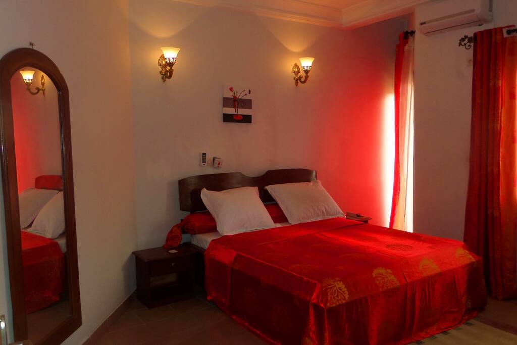 Chambre principale.
Elle a une grande terrasse avec de grandes baies vitrées + lit de 1.60m +téléviseur +5 placards +1 table à repasser +1 fer à repasser +1 fauteuil.
