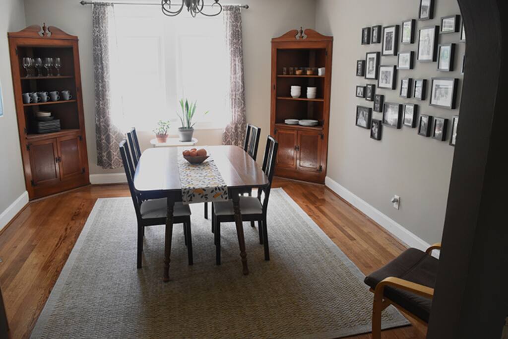 Dinning room table seats 6