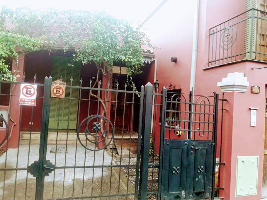 Estamos en zona de buenos restaurantes, museos y la plaza principal a 4 cuadras. Todo se puede visitar caminando. El garage está disponible para su vehículo.