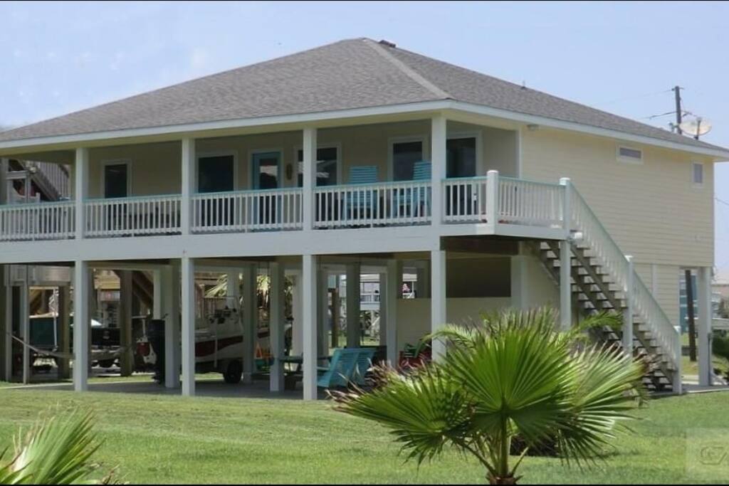 Deck facing the beach
