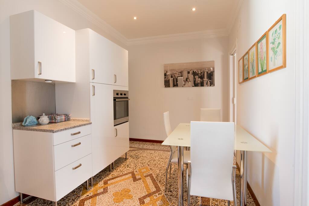 Sala d'ingresso-cucina - Entrance hall-Kitchen