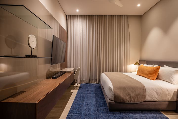 Cuarto principal. Cama king. Pantalla QLED con sistema Bose Soundbar 700.