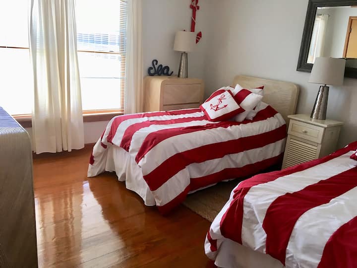 Ахой!  Детската стая има 2 единични легла и има собствена гледка към океана,  телевизор с Disney+ и други стрийминг.