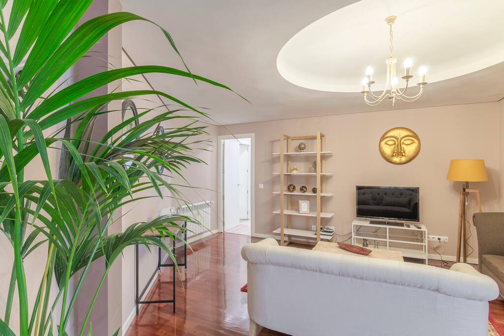 LIVING ROOM.
General view