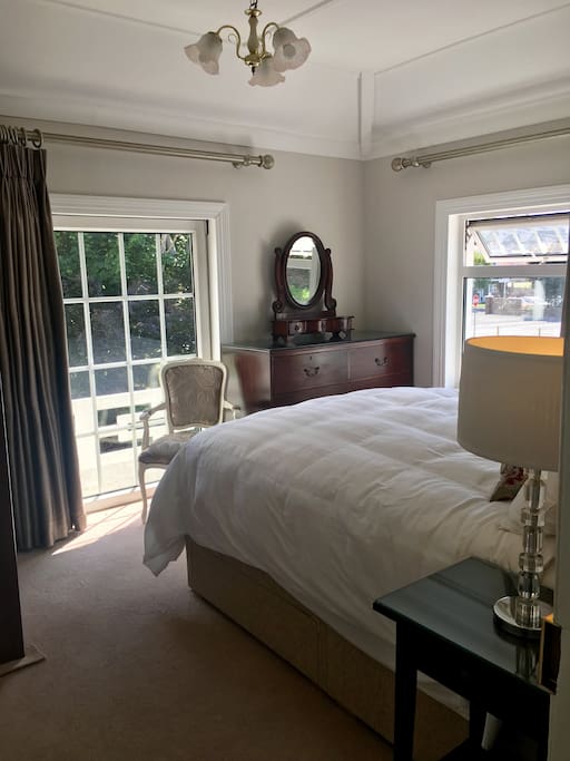 Kingsize Bedroom overlooking garden, front of house.